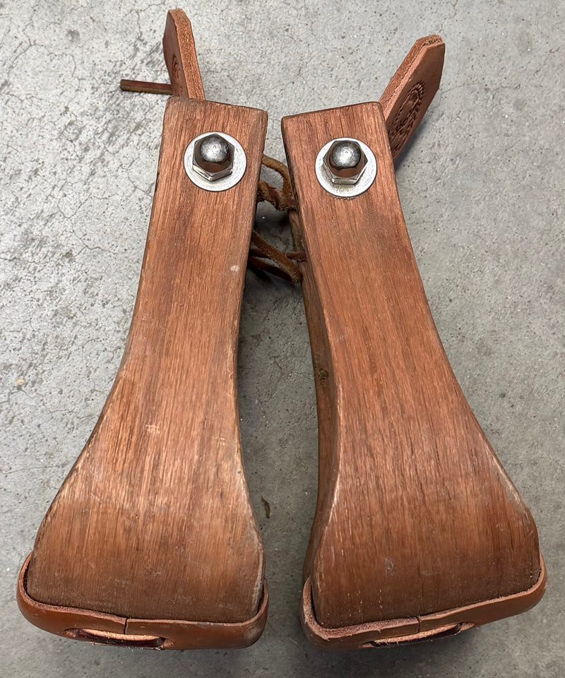 Load image into Gallery viewer, Used Nettles Stirrups - 3" Oversized
