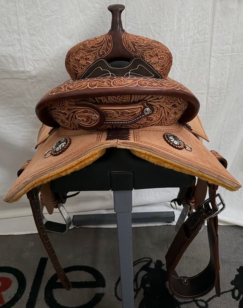 Load image into Gallery viewer, Martin Saddlery Fearless 1/8 Floral Barrel Saddle - 14.5"
