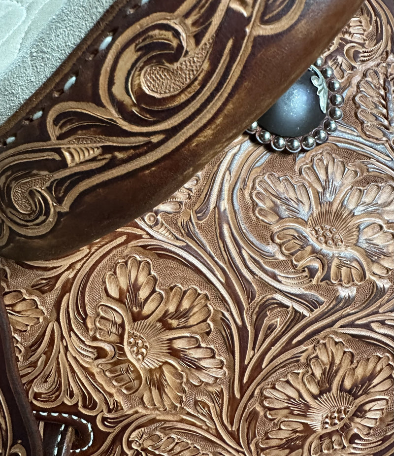 Load image into Gallery viewer, Martin Saddlery Stingray Natural Floral Barrel Saddle 13.5"
