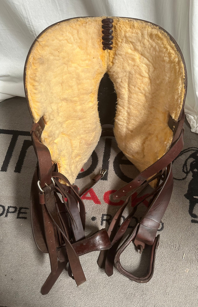 Load image into Gallery viewer, Used Simco Trail Saddle 15"
