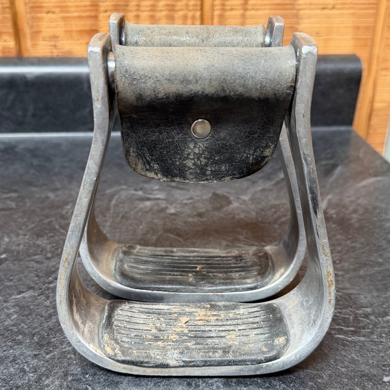 Load image into Gallery viewer, Used Rubber Tread Aluminum Stirrups

