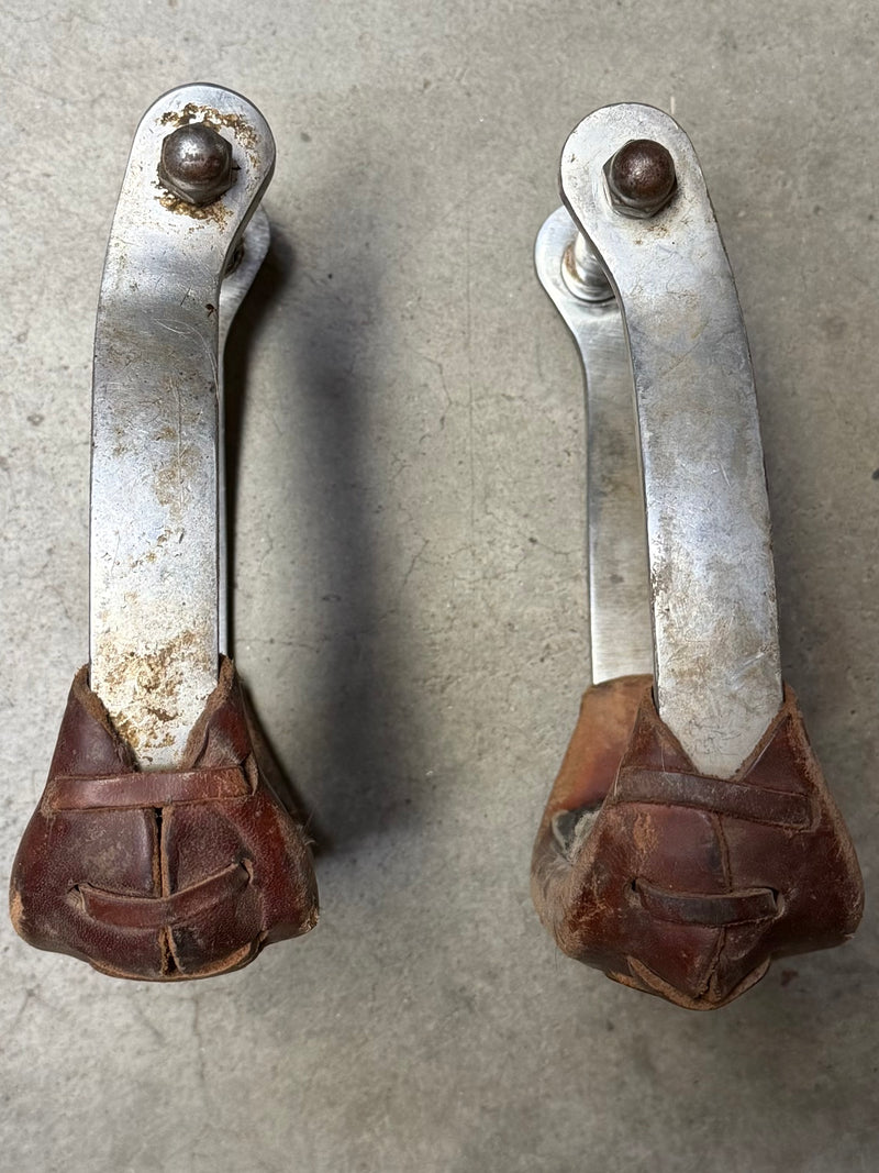 Load image into Gallery viewer, Used Rubber Tread Aluminum Barrel Stirrups
