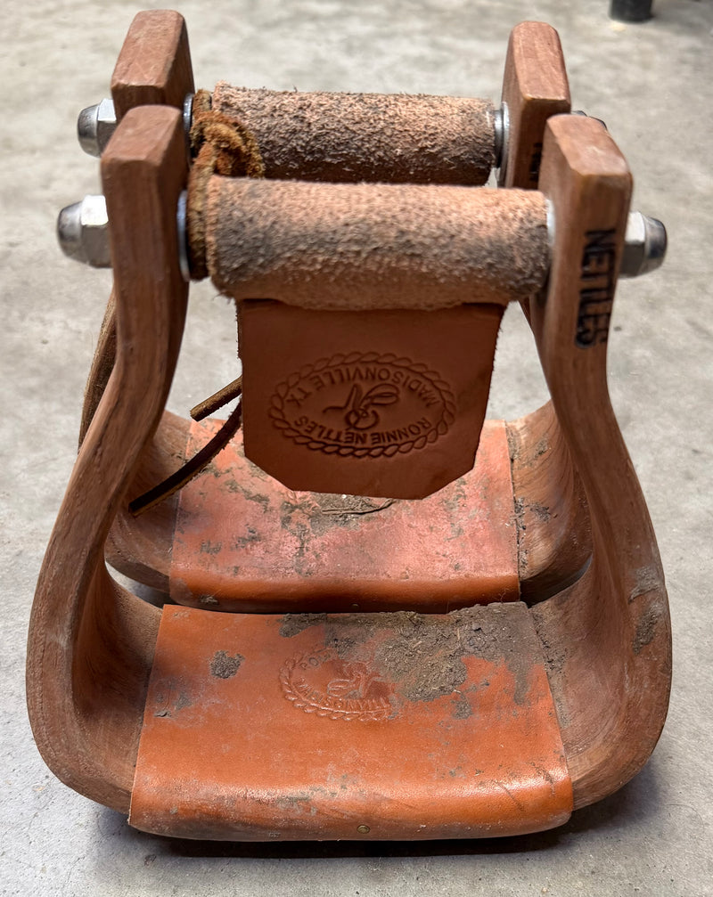 Load image into Gallery viewer, Used Nettles Stirrups - 3" Oversized
