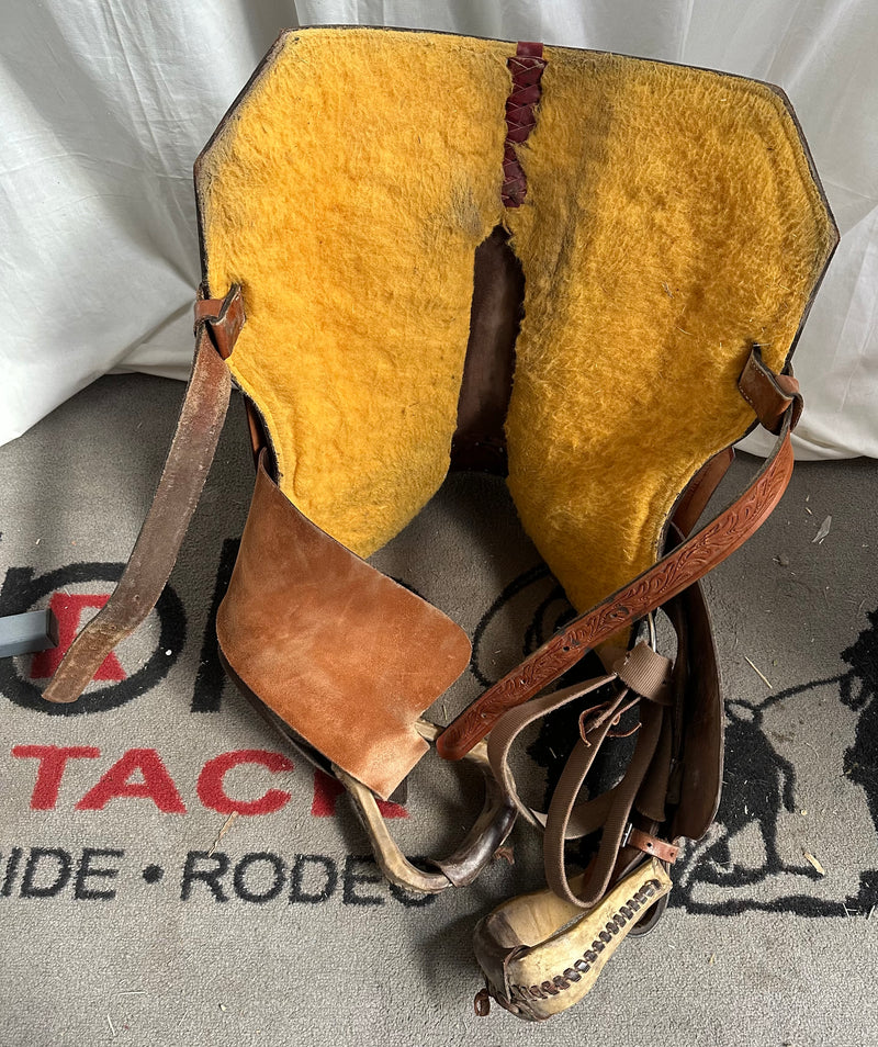 Load image into Gallery viewer, Used No Name Barrel Saddle 15.5"
