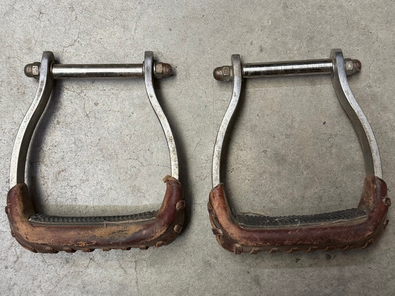 Load image into Gallery viewer, Used Rubber Tread Aluminum Barrel Stirrups
