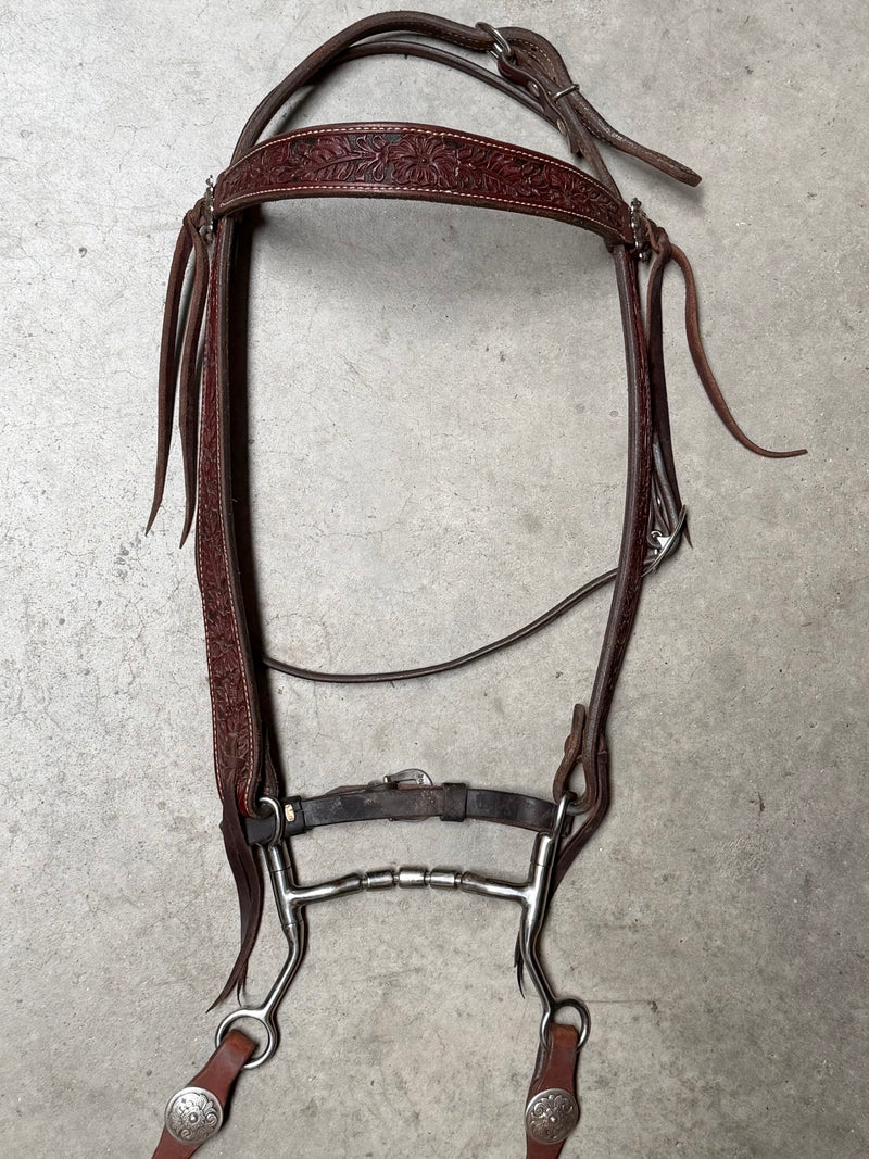 Load image into Gallery viewer, Used Bridle Set - Platte Valley Saddlery Floral Tooled Browband, TOKLAT Mylers Mullen Triple Barrel Bit, Buckaroo Reins
