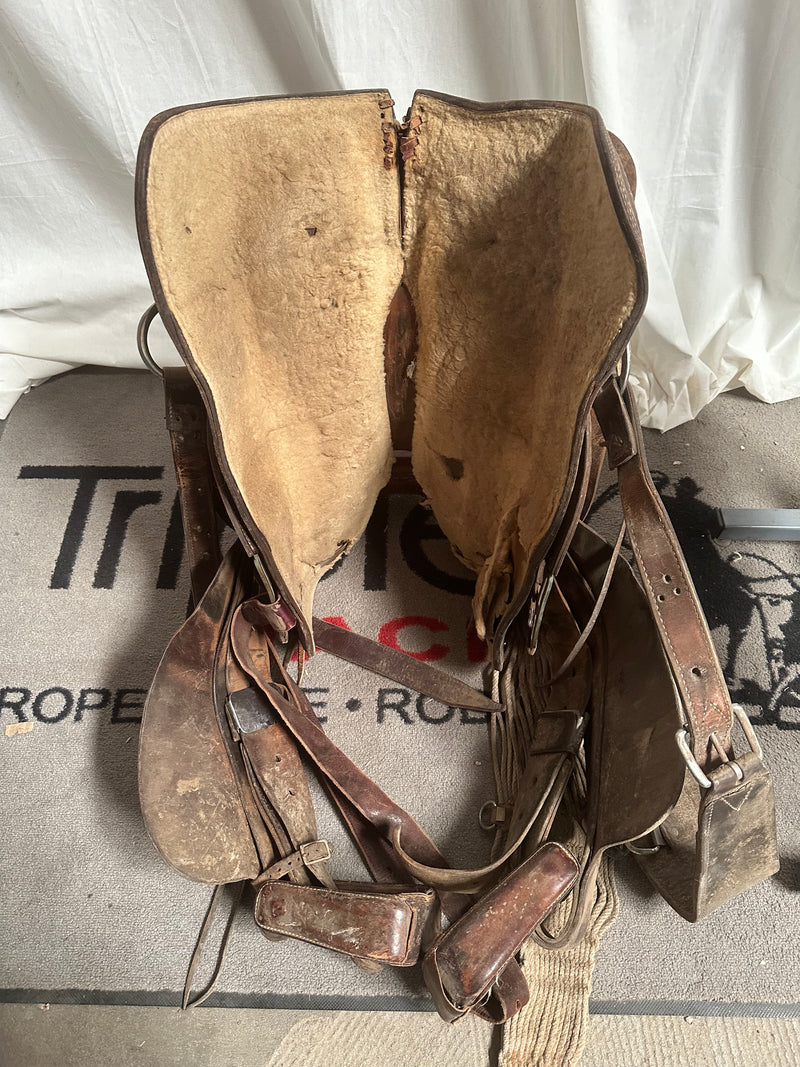 Load image into Gallery viewer, Used Circle Y Team Roper Saddle 15"
