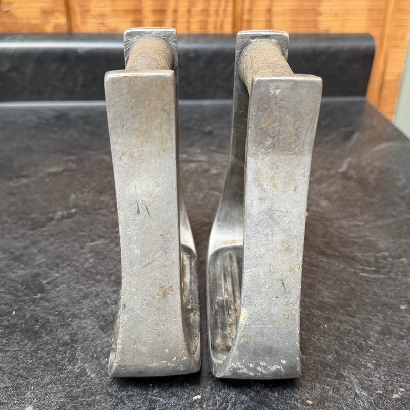 Load image into Gallery viewer, Used Rubber Tread Aluminum Stirrups
