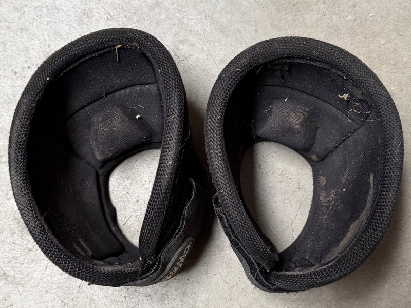 Load image into Gallery viewer, Used Weaver Bell Boots - Black - Medium
