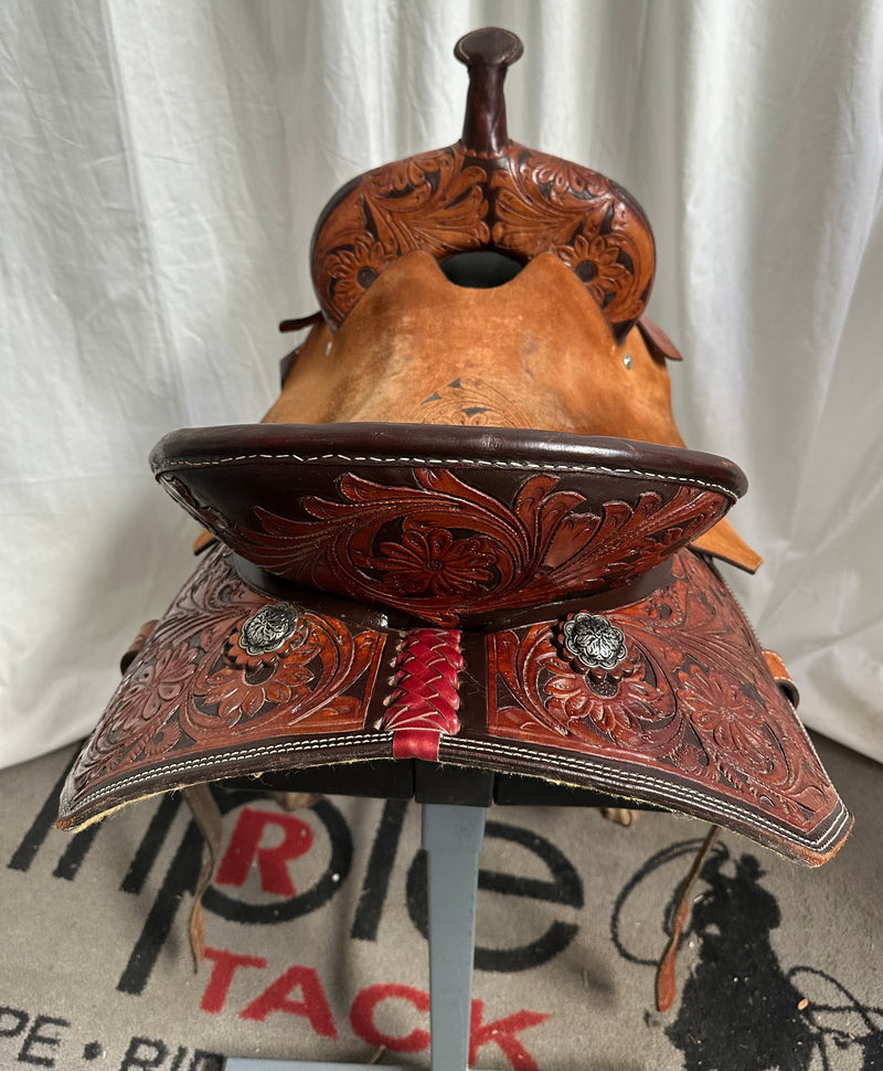 Load image into Gallery viewer, Used No Name Barrel Saddle 15.5"

