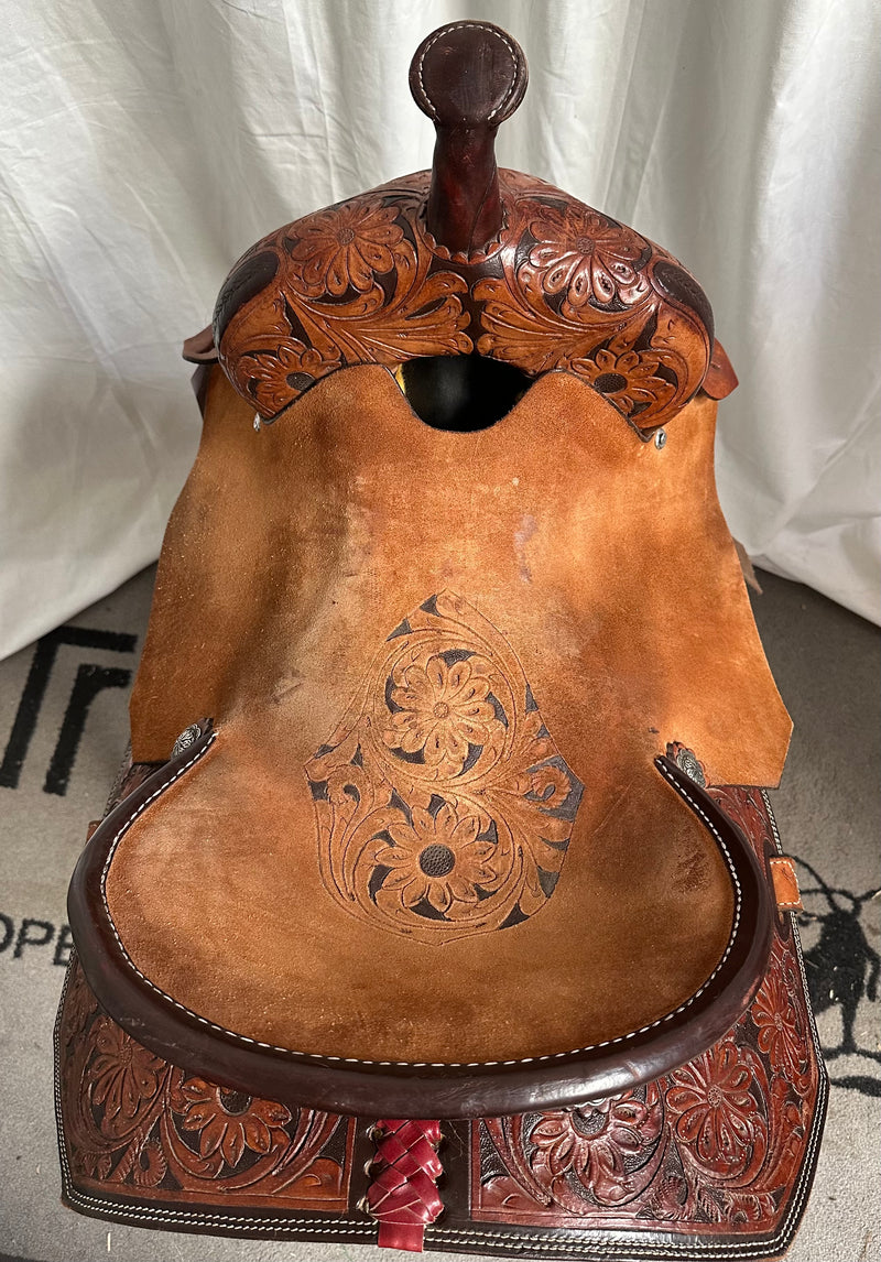 Load image into Gallery viewer, Used No Name Barrel Saddle 15.5"

