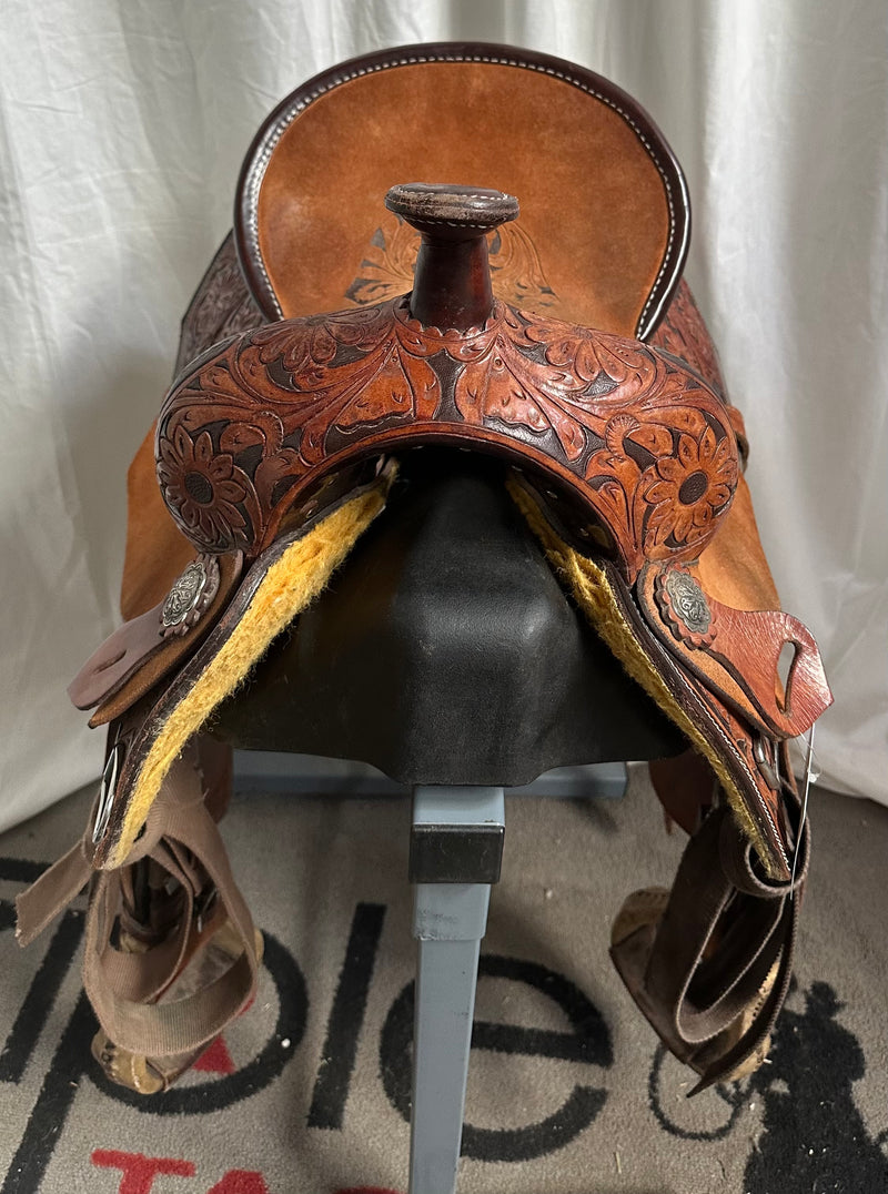 Load image into Gallery viewer, Used No Name Barrel Saddle 15.5"

