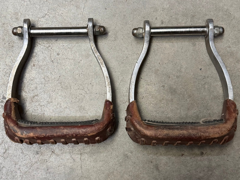 Load image into Gallery viewer, Used Rubber Tread Aluminum Barrel Stirrups
