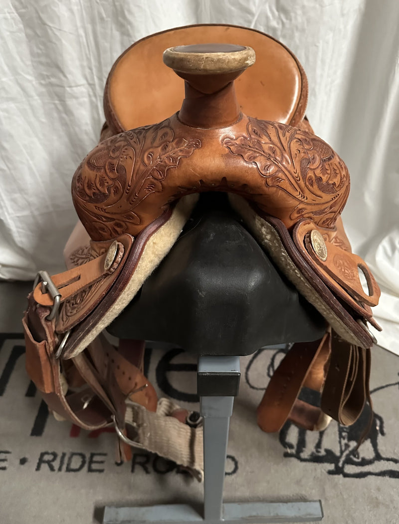 Load image into Gallery viewer, Used Courts Floral Ranch Saddle 16"
