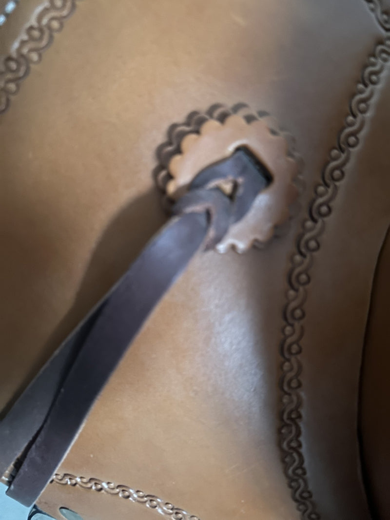 Load image into Gallery viewer, Used Kelly Hauser Team Roper Saddle 16"
