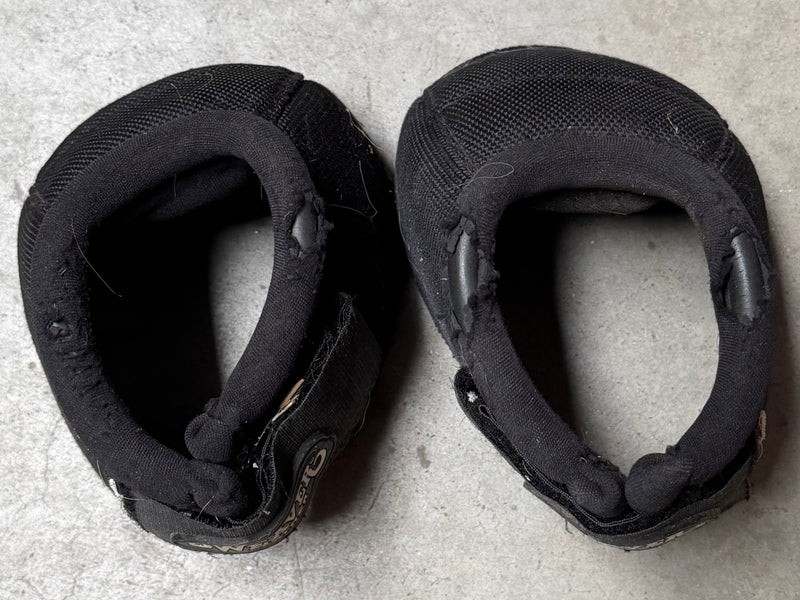 Load image into Gallery viewer, Used Weaver Bell Boots - Black - Medium
