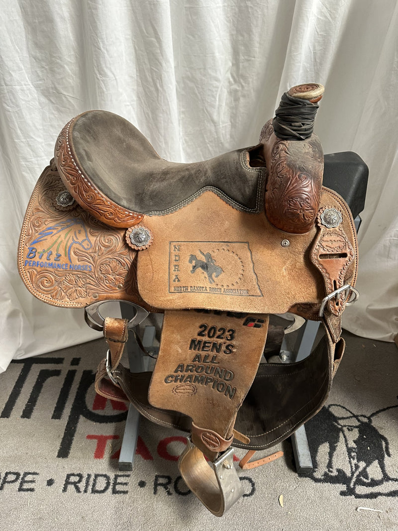 Load image into Gallery viewer, Used Connelly 1/2 Floral Team Roper Saddle 15"
