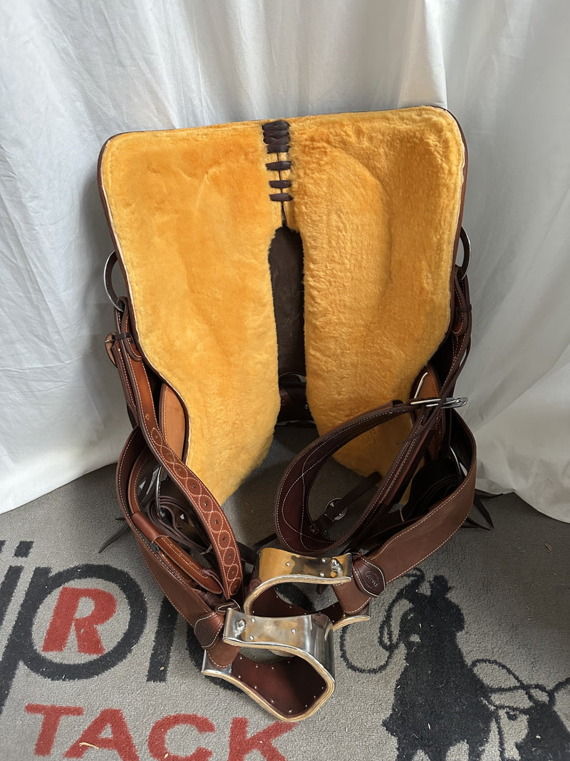 Load image into Gallery viewer, Martin Saddlery Chestnut Cowboy Rancher Saddle 15.5"
