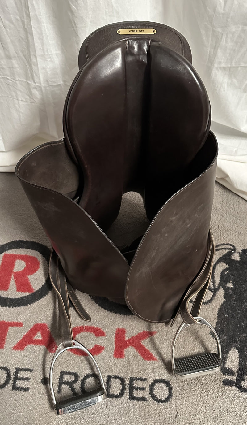 Load image into Gallery viewer, Used Shively Hunt Seat English Saddle 21"
