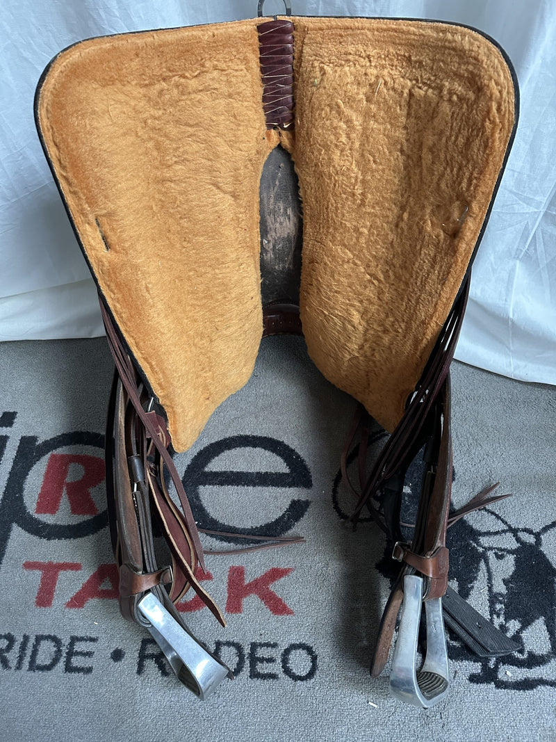 Load image into Gallery viewer, Used Cashel Trail Saddle 16"
