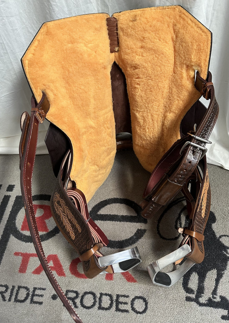 Load image into Gallery viewer, ST BR200 7/8 Combo Tooled Barrel Saddle 15"
